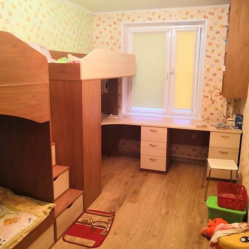 Двухъярусная угловая кровать для детей: детская мебель со шкафом и столом для двоих малышей фото